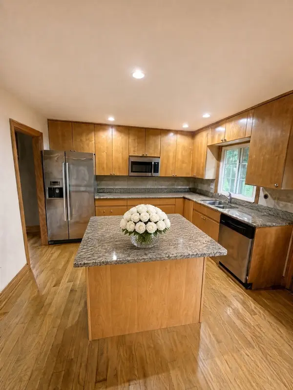 9S711 BROOKBANK RD, Willowbrook, IL 60527