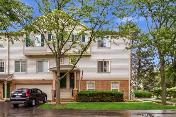 160 Monarch DR #160, Streamwood, IL 60107