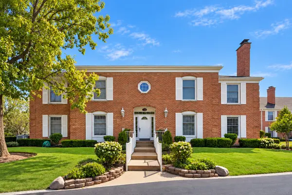 128 Carriage Way DR #117B, Burr Ridge, IL 60527