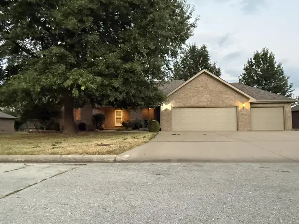 1360 S Meadow LN, Bolivar, MO 65613