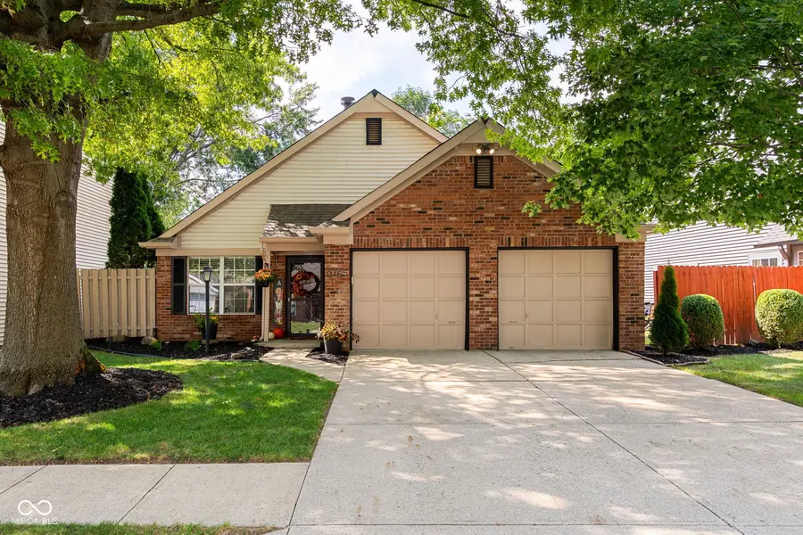 9765 River Oak LN E, Fishers, IN 46038