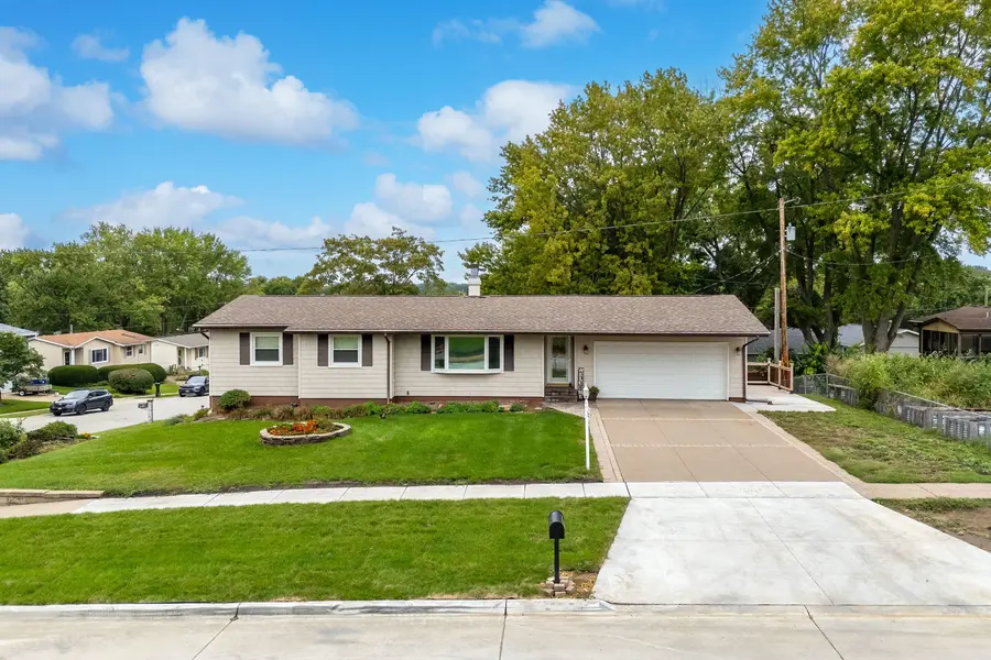 3002 29th ST, Bettendorf, IA 52722