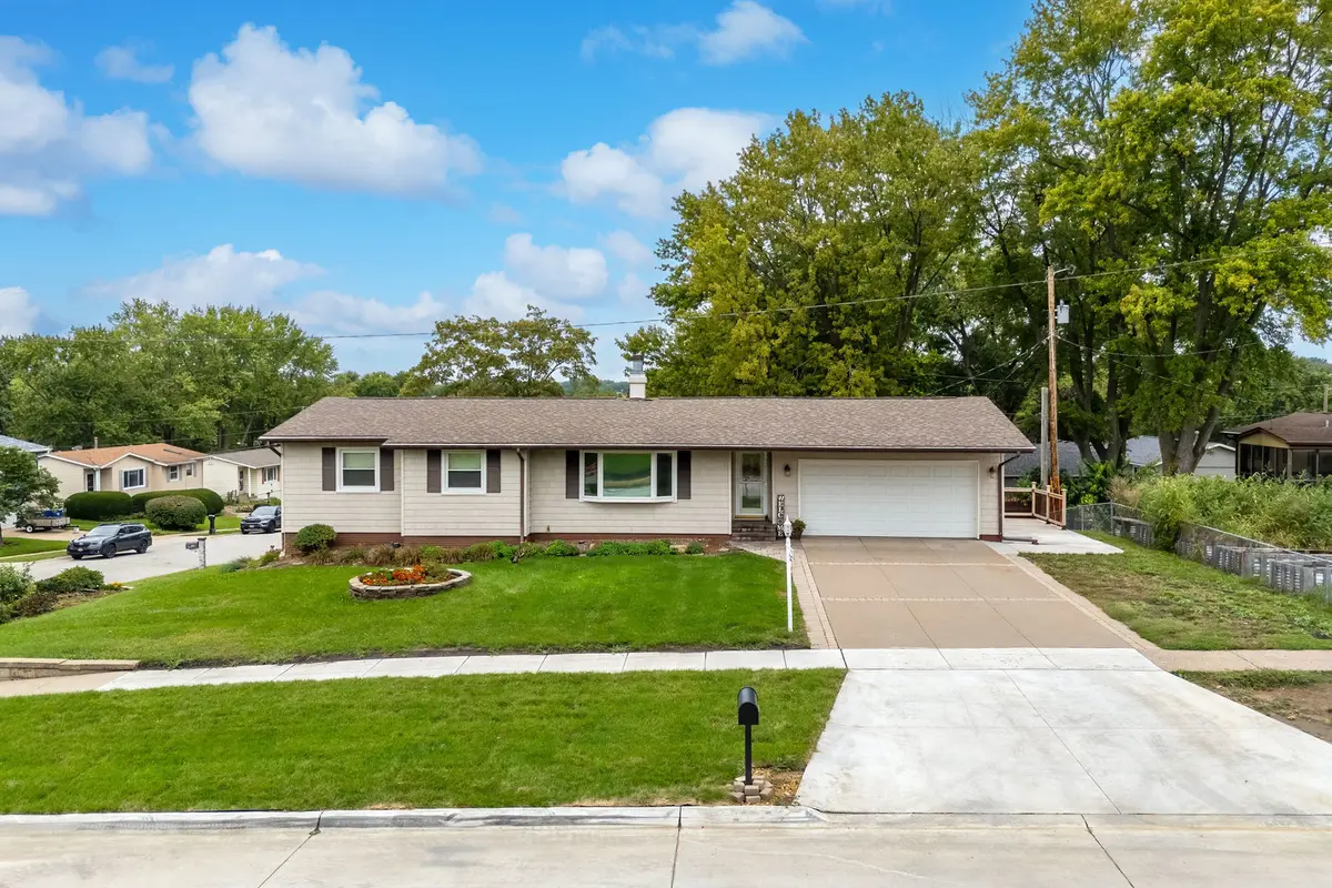3002 29th ST, Bettendorf, IA 52722