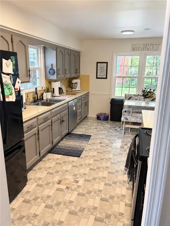 300 Hawthorne CT, Belton, MO 64012