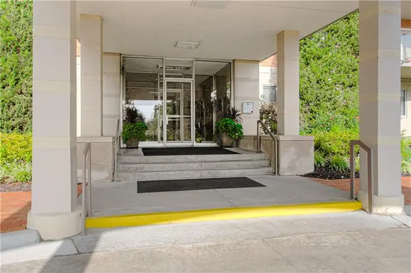 4550 Warwick BLVD #914, Kansas City, MO 64111