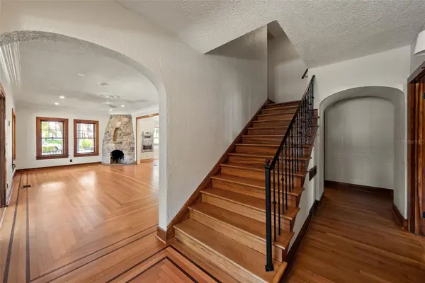 250 MIRROR LAKE DR N, St Petersburg, FL 33701