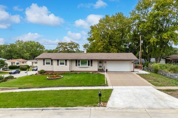 3002 29th ST, Bettendorf, IA 52722