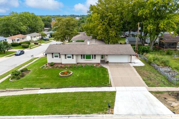 3002 29th ST, Bettendorf, IA 52722