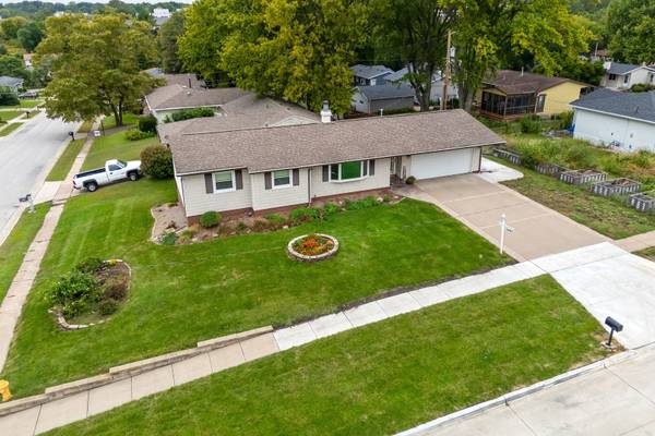3002 29th ST, Bettendorf, IA 52722