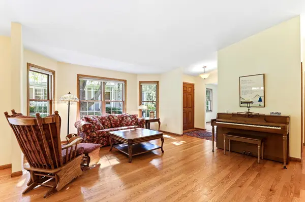 821 Ivy LN, Eagan, MN 55123