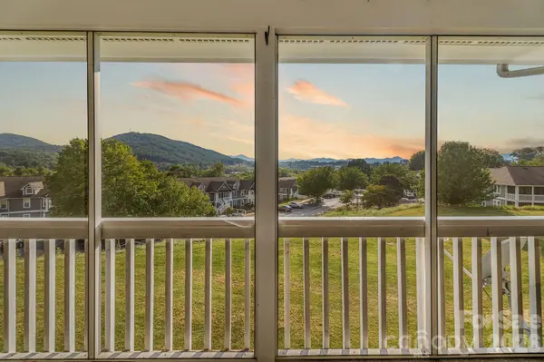 4702 Breakers LN, Asheville, NC 28806