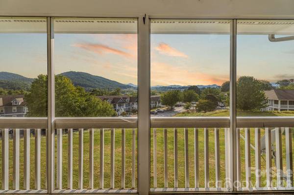 4702 Breakers LN, Asheville, NC 28806