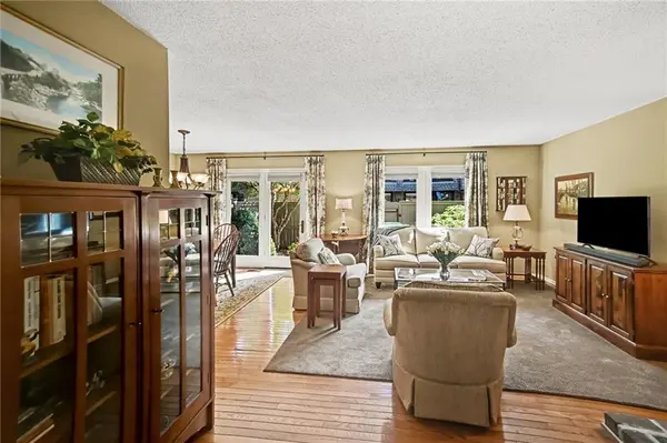 10237 Foster ST, Overland Park, KS 66212