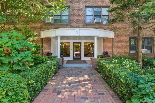 1 Town House PL #2L, Great Neck, NY 11021