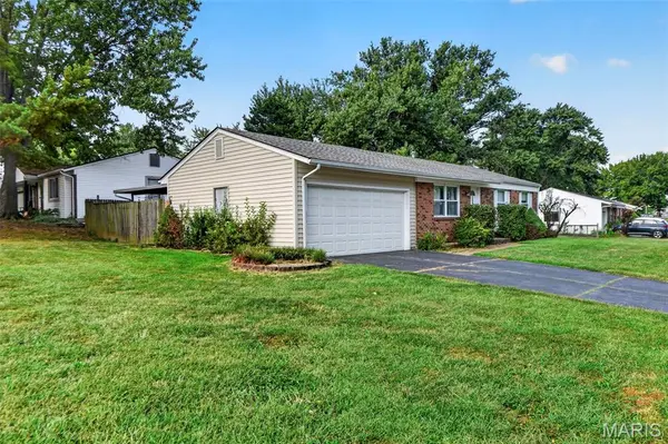 3405 Ipswich LN, St Charles, MO 63301