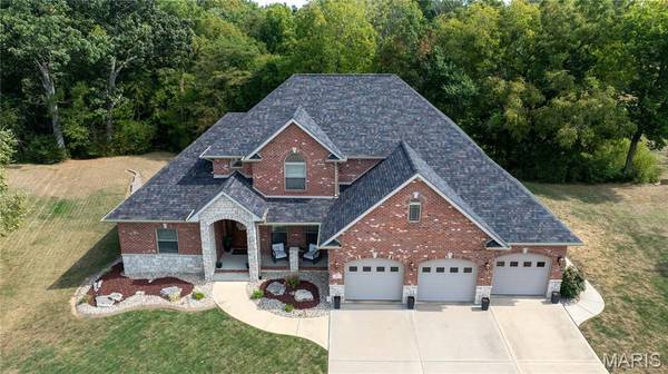 61 Woodcrest DR, Bethalto, IL 62010