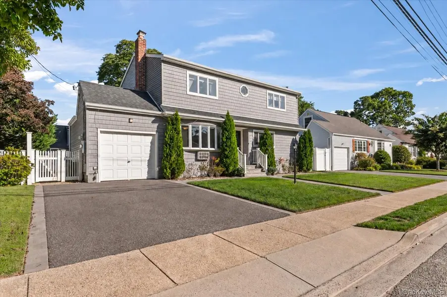 89 3rd AVE, Massapequa Park, NY 11762