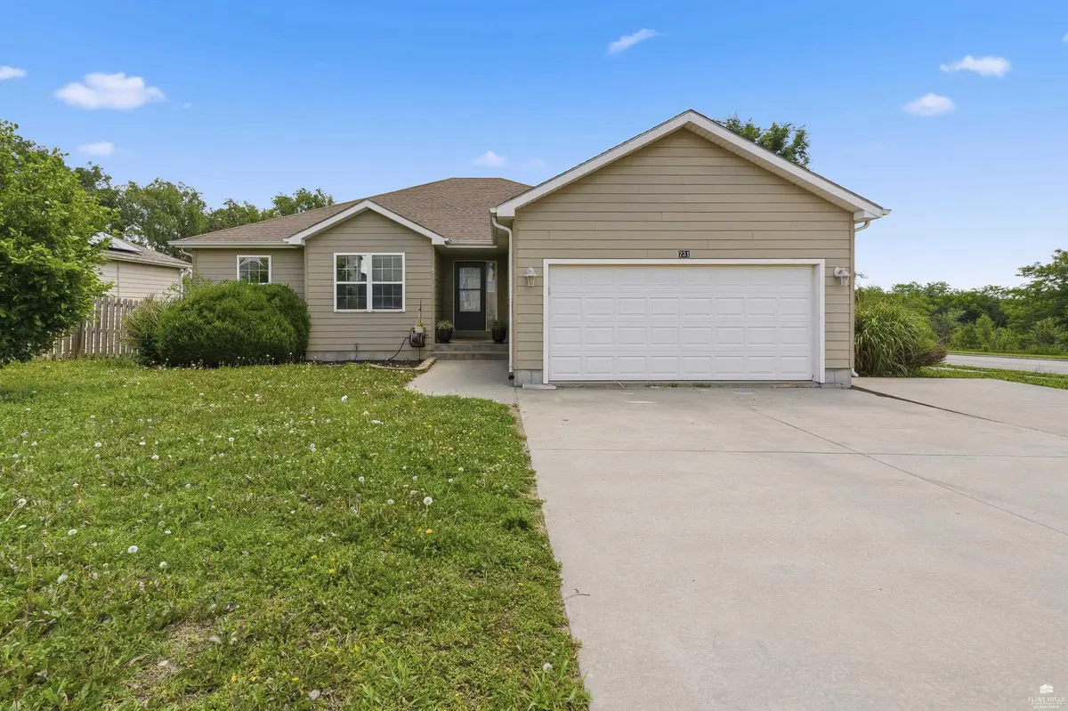 731 Tallgrass DR, Junction City, KS 66441