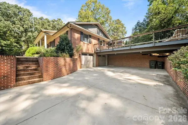 102 Hillside LN, Morganton, NC 28655