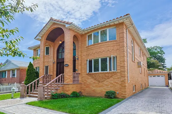 61-36 Cloverdale Blvd, Oakland Gardens, NY 11364