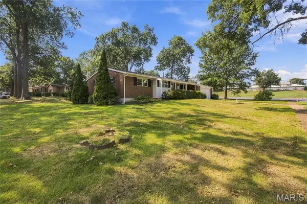 530 Mid Meadows LN, Kirkwood, MO 63122