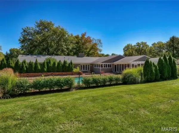 3037 Westham Drive, Town And Country, MO 63131