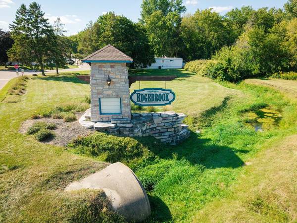 1824 Huckleberry LN, Sycamore, IL 60178