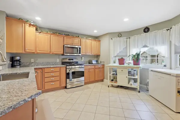 4 Hidden Valley CIR, Davenport, IA 52804
