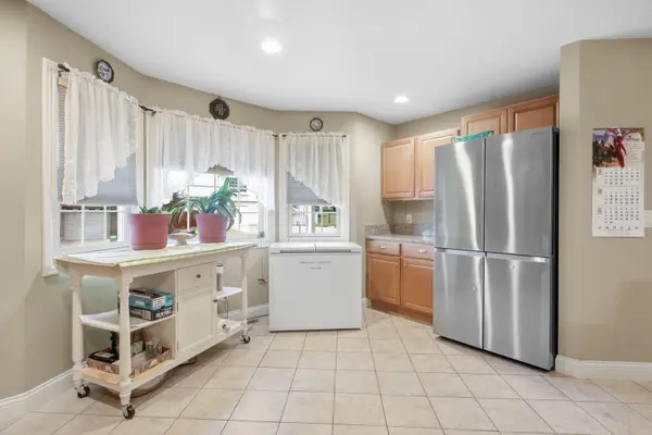 4 Hidden Valley CIR, Davenport, IA 52804