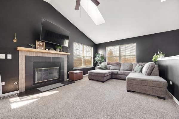 1002 Castleshire DR, Woodstock, IL 60098