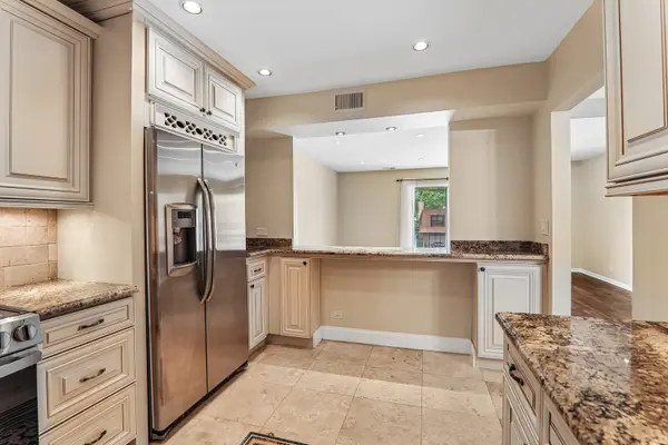 3950 Dundee RD #203, Northbrook, IL 60062