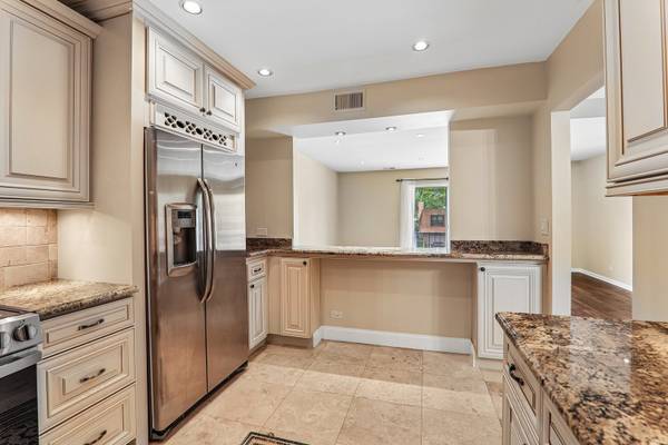 3950 Dundee RD #203, Northbrook, IL 60062