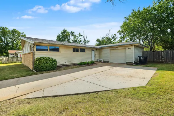 3216 Canterbury Dr, Salina, KS 67401