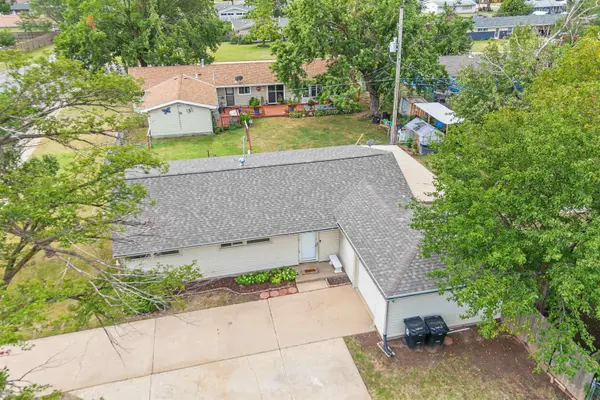3216 Canterbury Dr, Salina, KS 67401