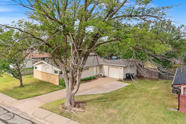 3216 Canterbury Dr, Salina, KS 67401