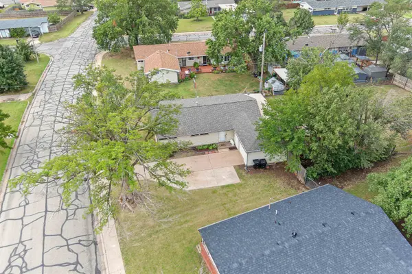 3216 Canterbury Dr, Salina, KS 67401