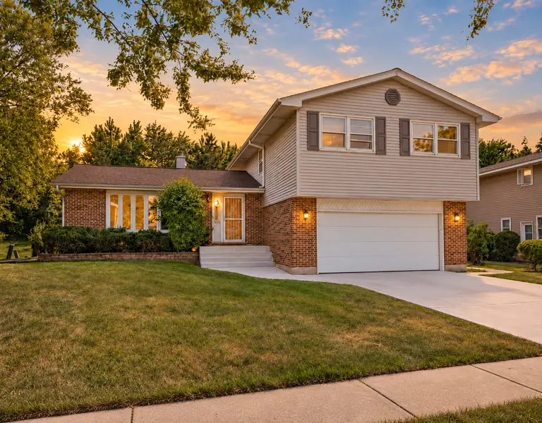 1727 Roosa LN, Elk Grove Village, IL 60007