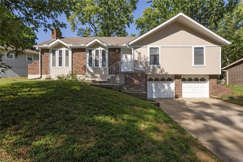 323 Gladstone DR, Blue Springs, MO 64014