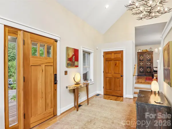 404 Southview LN, Flat Rock, NC 28731