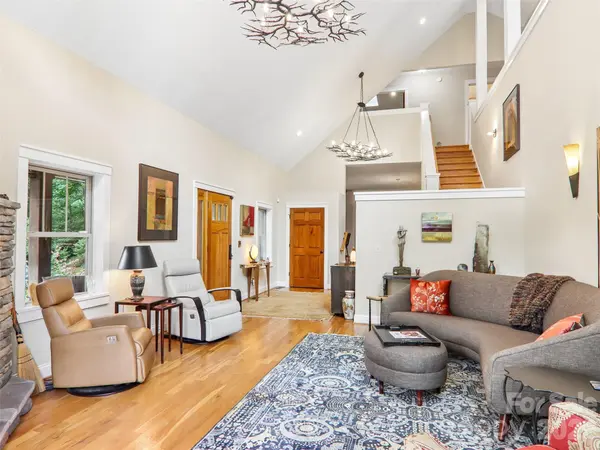 404 Southview LN, Flat Rock, NC 28731