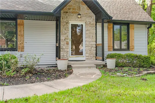 6655 OAK RIDGE DR, Shawnee, KS 66217