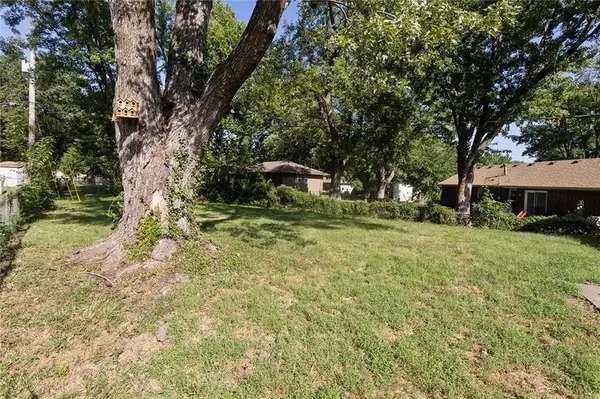 323 Gladstone DR, Blue Springs, MO 64014