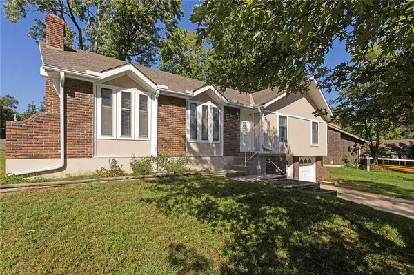 323 Gladstone DR, Blue Springs, MO 64014