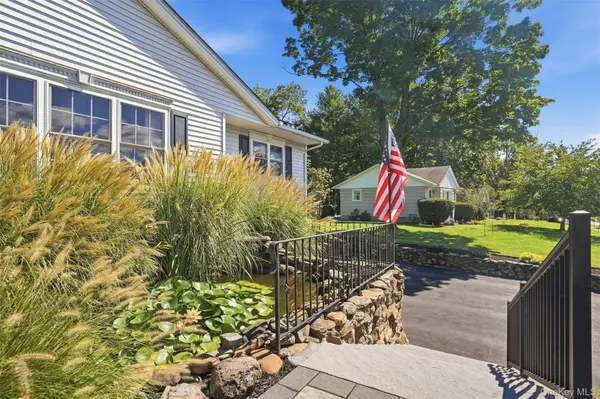 83 Harth DR, New Windsor, NY 12553