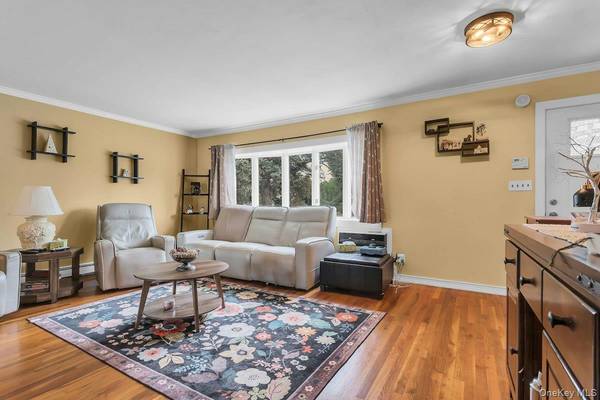 8 N Summit DR, Massapequa, NY 11758