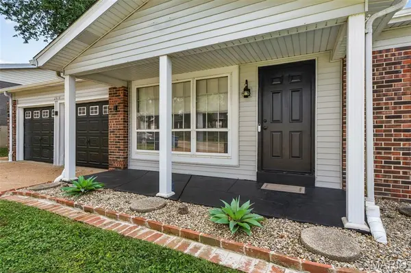 2414 Crestline DR, St Louis, MO 63129