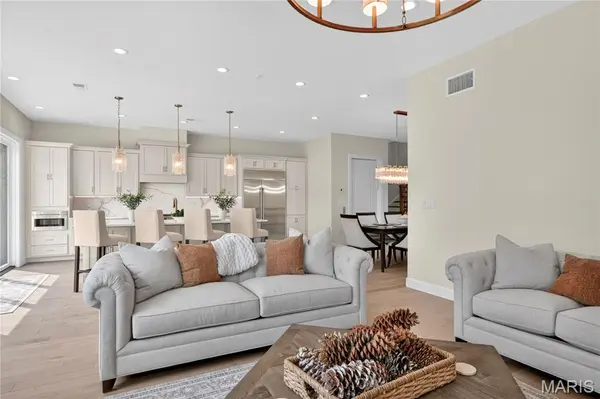18 Enclave DR, Des Peres, MO 63122