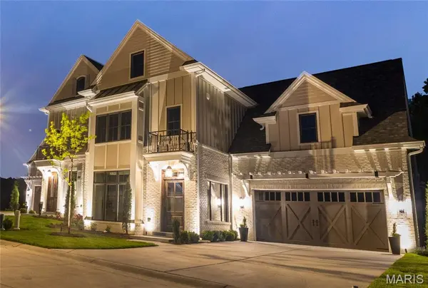 18 Enclave DR, Des Peres, MO 63122