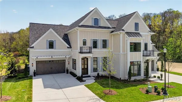 18 Enclave DR, Des Peres, MO 63122