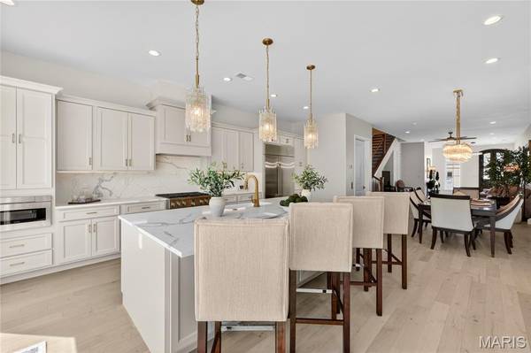 18 Enclave DR, Des Peres, MO 63122